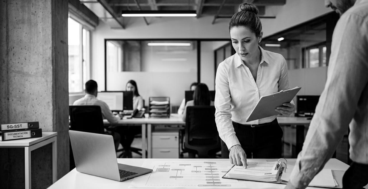 Consultora GESSEG revisando documentación técnica del SG-SST en oficina